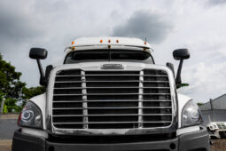 Freightliner Cascadia Caja 18 full