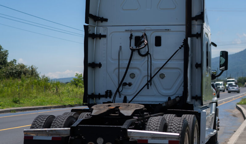 Freightliner Cascadia Blanco 2017 – El Salvador Camiones full