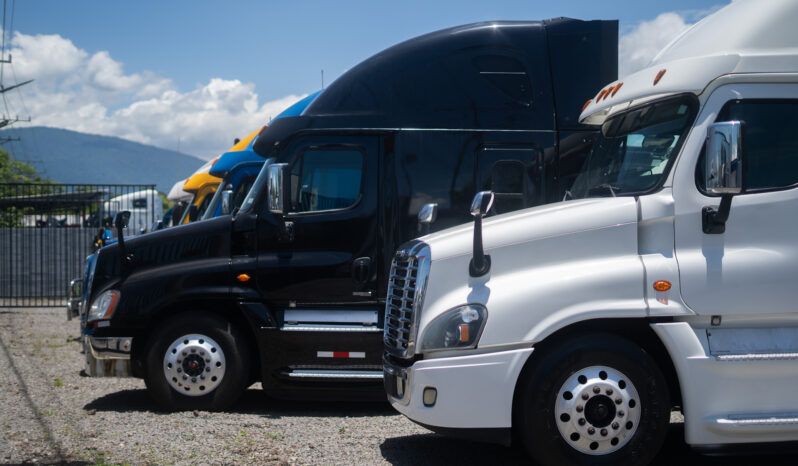 Freightliner Cascadia Blanco 2017 – El Salvador Camiones full